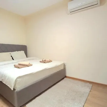 Center Point Apartment *
